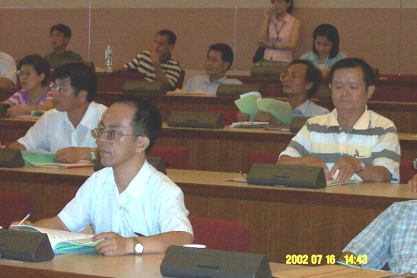 關心孩子升學問題的家長們,仔細聆聽著教育部官員對於大學多元入學的說明.(另開新視窗/jpg檔)圖片