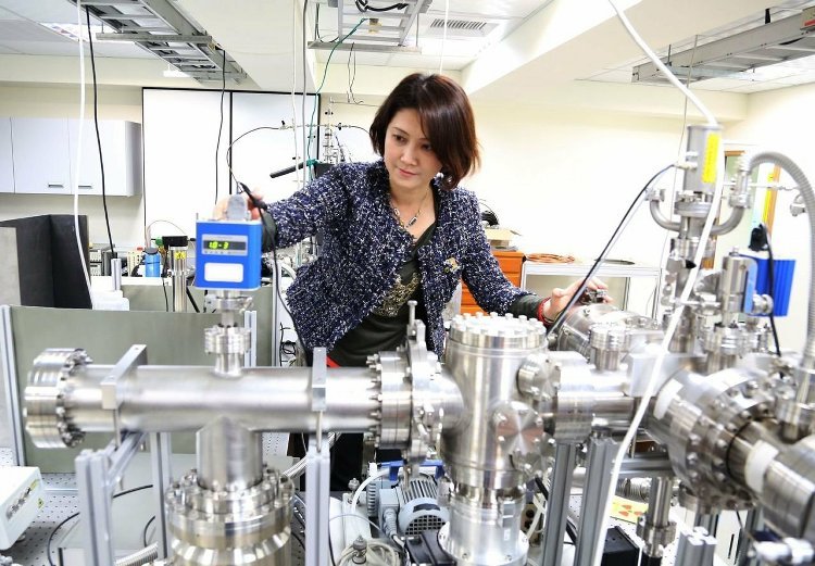 中山大學化學系助理教授王家蓁領導實驗室團隊，開發出「新一代多功能氣膠檢測儀」。記者徐如宜／攝影(另開新視窗/jpg檔)圖片
