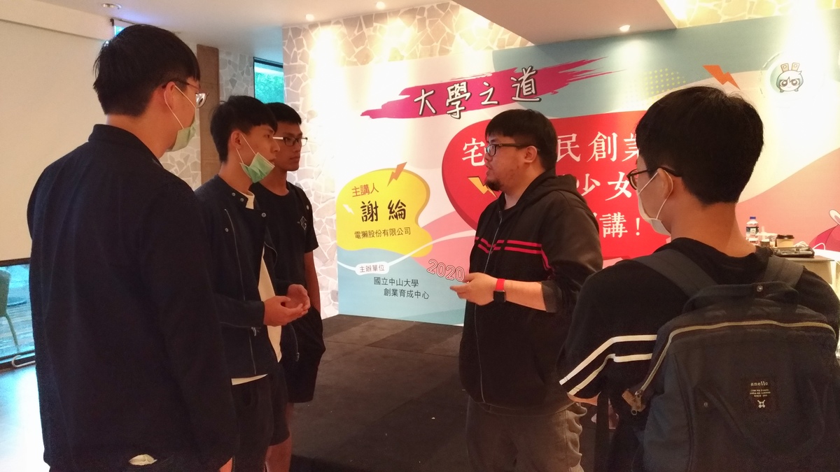謝綸耐心回答學生創業提問(另開新視窗/jpg檔)圖片