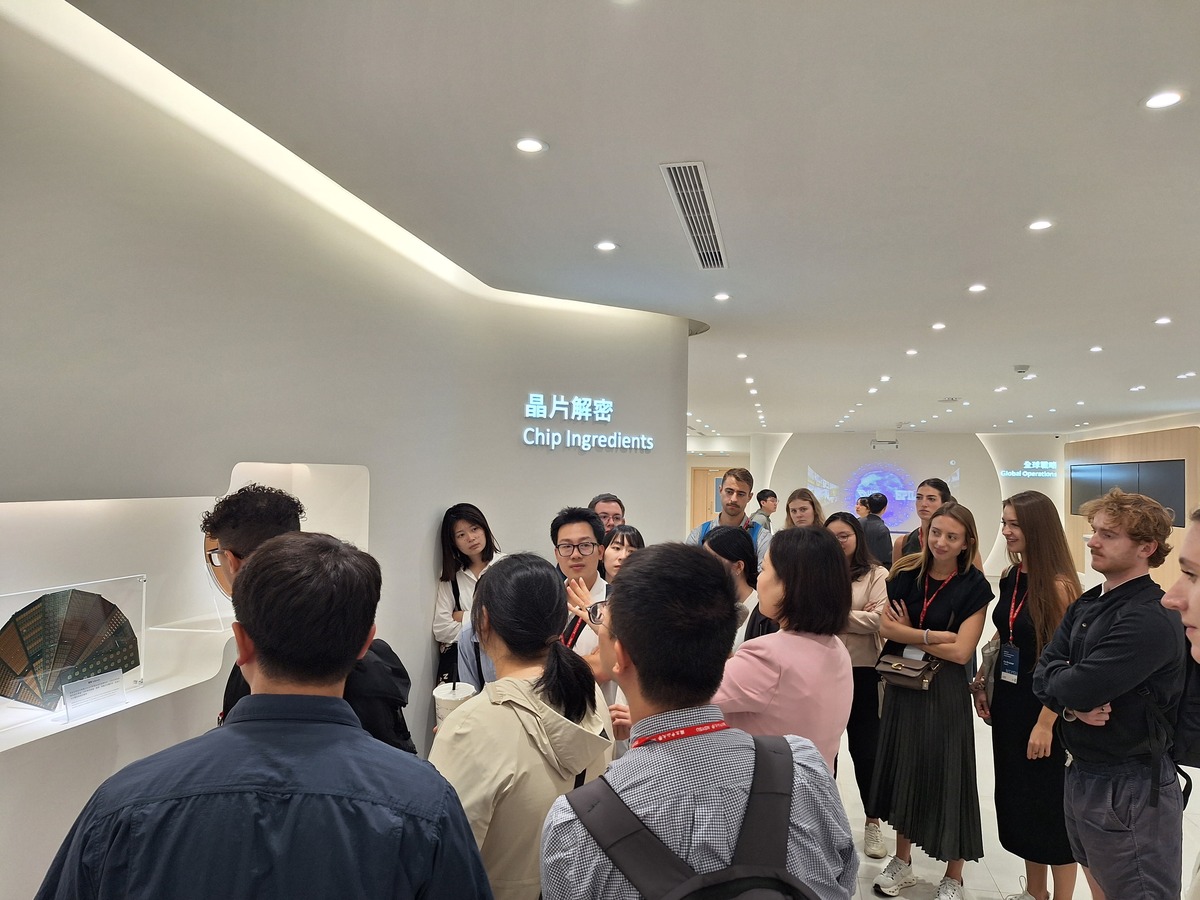 中山大學管理學院 ACT 三國學程學生在「亞洲經營管理」課程安排下，參訪日月光集團（ASE Group）高雄總部。(另開新視窗/jpg檔)圖片