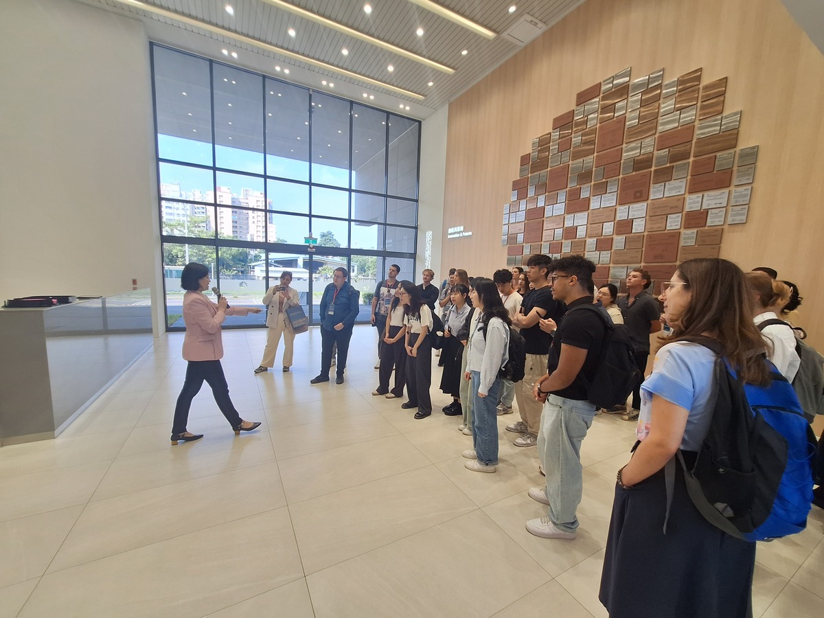 中山大學管理學院 ACT 三國學程學生在「亞洲經營管理」課程安排下，參訪日月光集團（ASE Group）高雄總部。(另開新視窗/jpg檔)圖片