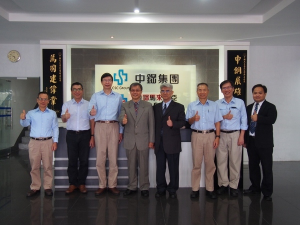 中鋼培訓團隊與中馬公司高階主管合影留念。左起中馬公司許澤位生產副總、本校郭志文國際長、中馬公司陳火坤總經理、本校鄭英耀校長、企管系林峰立副教授、中馬公司莊德豐財務助總、高江源生產助總。(另開新視窗/jpg檔)圖片