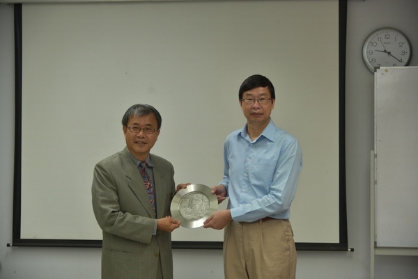 中馬公司陳火坤總經理致贈本校鄭英耀校長紀念品(另開新視窗/jpg檔)圖片