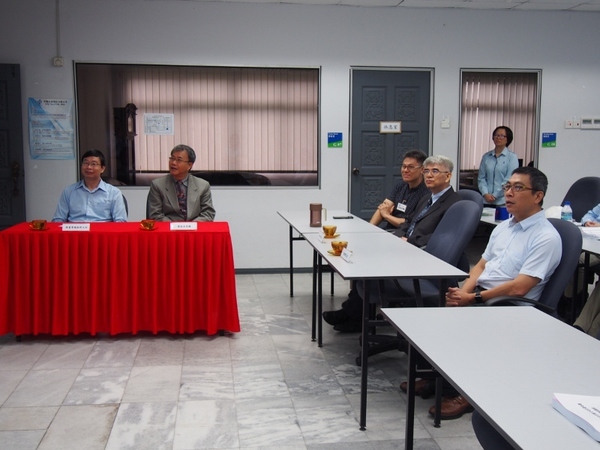 結業典禮溫馨展開，左起陳火坤總經理、鄭英耀校長、大馬校友代表朱秉生、企管系林峰立副教授、郭志文國際長共同參與(另開新視窗/jpg檔)圖片