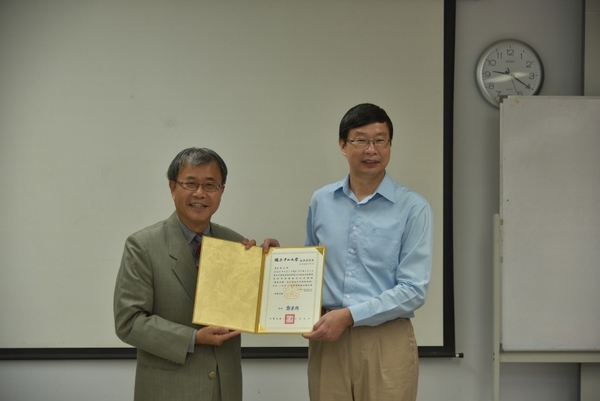 鄭英耀校長頒發結業證書，右為中馬公司陳火坤總經理。(另開新視窗/jpg檔)圖片