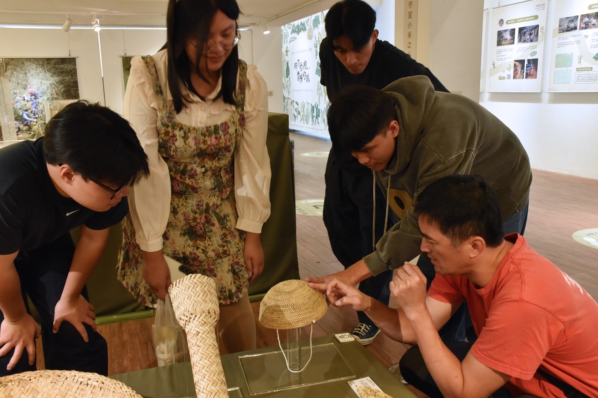 中山大學原住民文化月展覽「腳下的根、雲端的路 gamil hogan na kakay tu'iy yatux na yulung」(另開新視窗/jpg檔)圖片