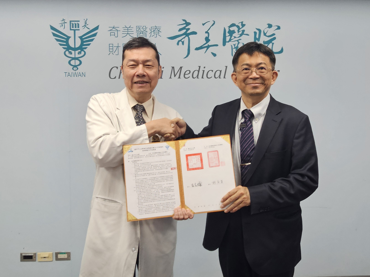 國立中山大學與奇美醫院再簽MOU，雙方將擴大精準醫學、臨床研究、高齡照護與人才培育合作。右為中山大學校長李志鵬，左為奇美醫院院長林宏榮。(另開新視窗/jpg檔)圖片