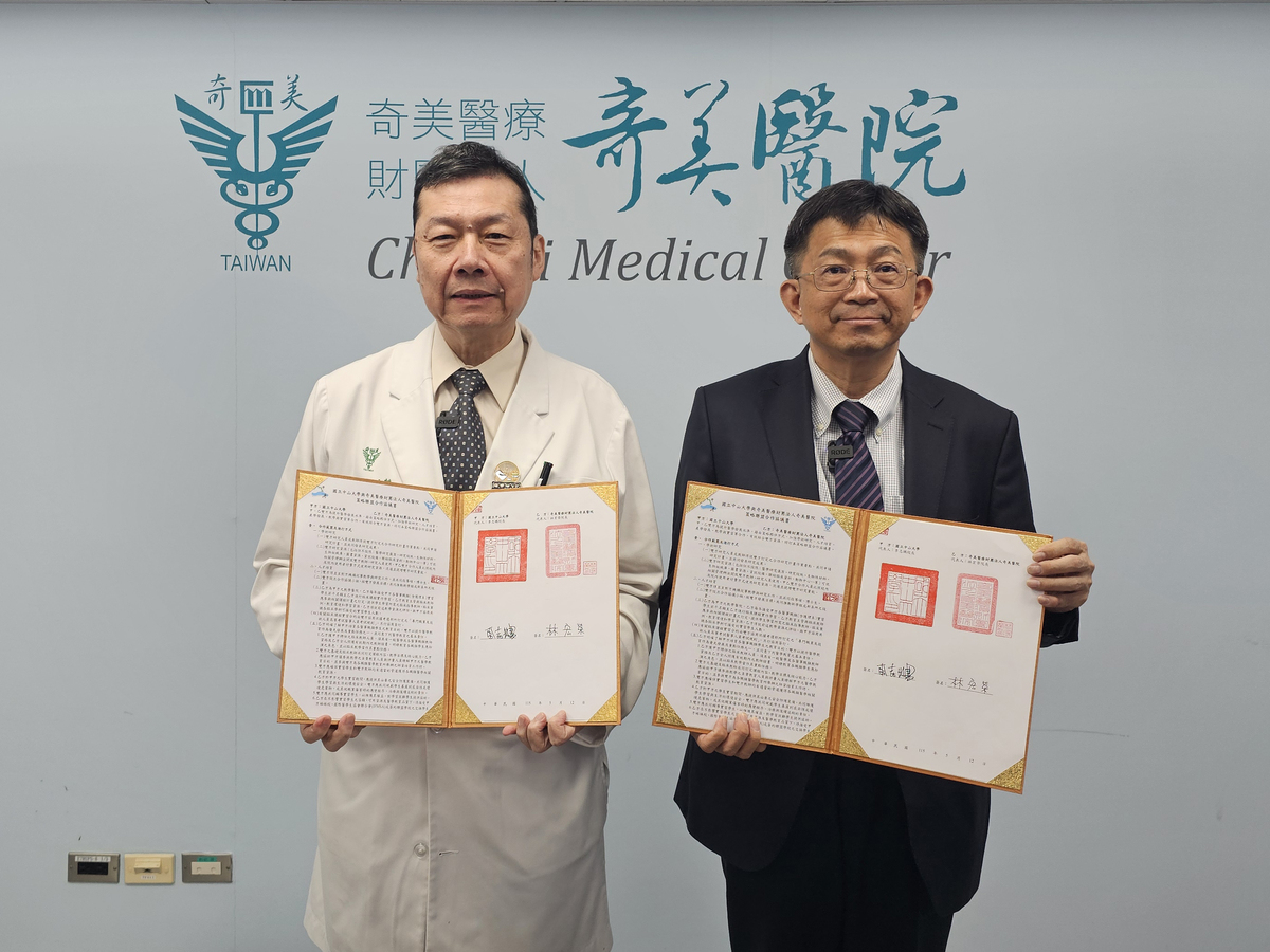 國立中山大學與奇美醫院再簽MOU，雙方將擴大精準醫學、臨床研究、高齡照護與人才培育合作。右為中山大學校長李志鵬，左為奇美醫院院長林宏榮。(另開新視窗/jpg檔)圖片