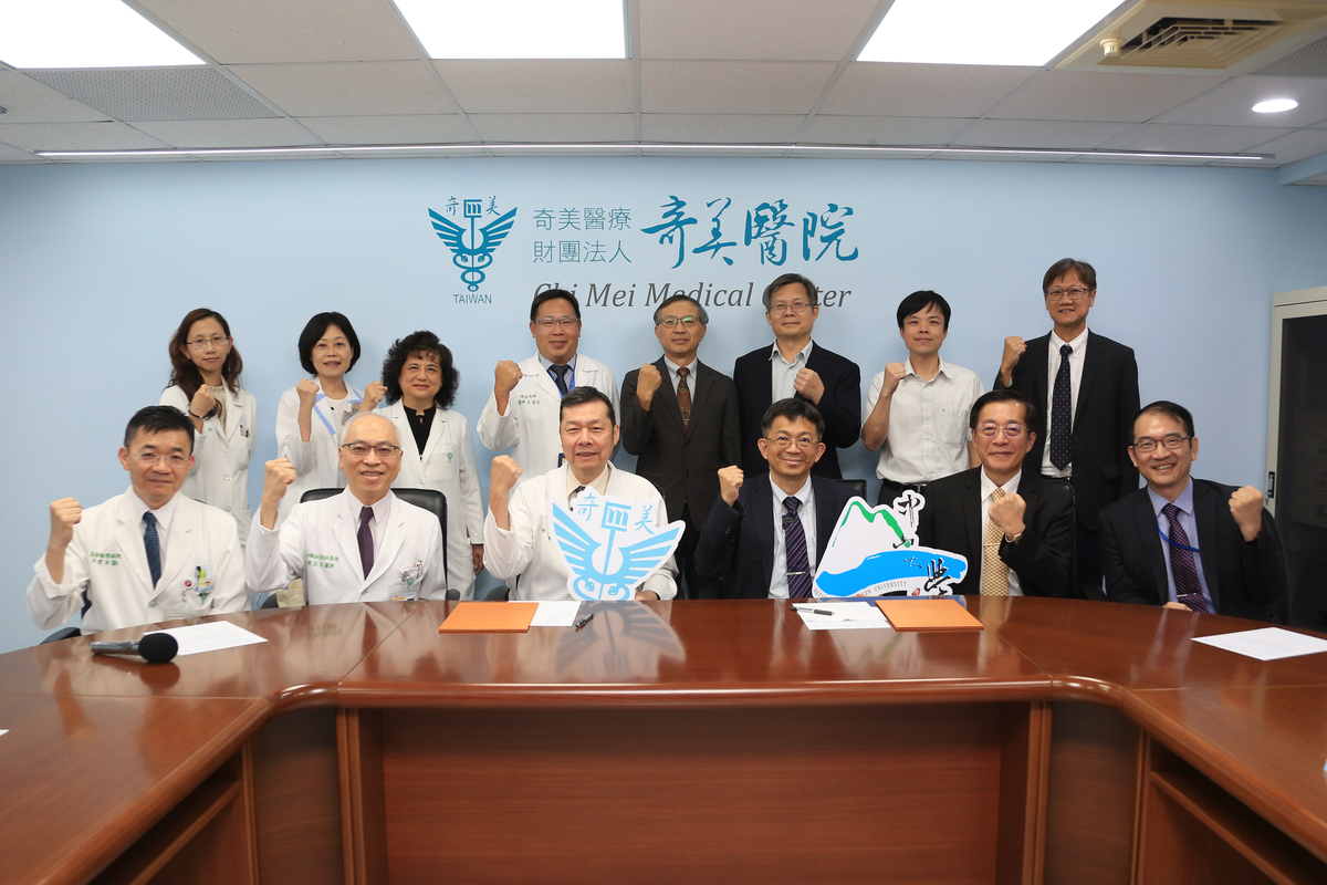 中山大學攜手奇美醫院深化合作聯盟，未來研究成果將更快應用在第一線醫療現場，學生也能提早進入醫院接觸真實臨床工作。(另開新視窗/jpg檔)圖片