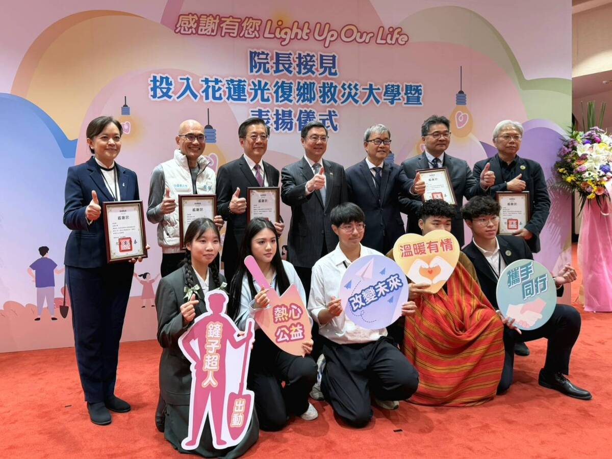 行政院日前接見並表揚全國大專院校救災志工師生代表，中山共83名學生、5名教職員自發加入鏟子超人行列(另開新視窗/jpg檔)圖片