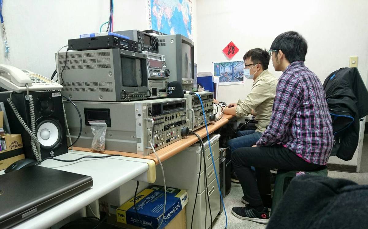 中山首位媒體實習生　陳柏為體驗成為新聞人(另開新視窗/jpg檔)圖片
