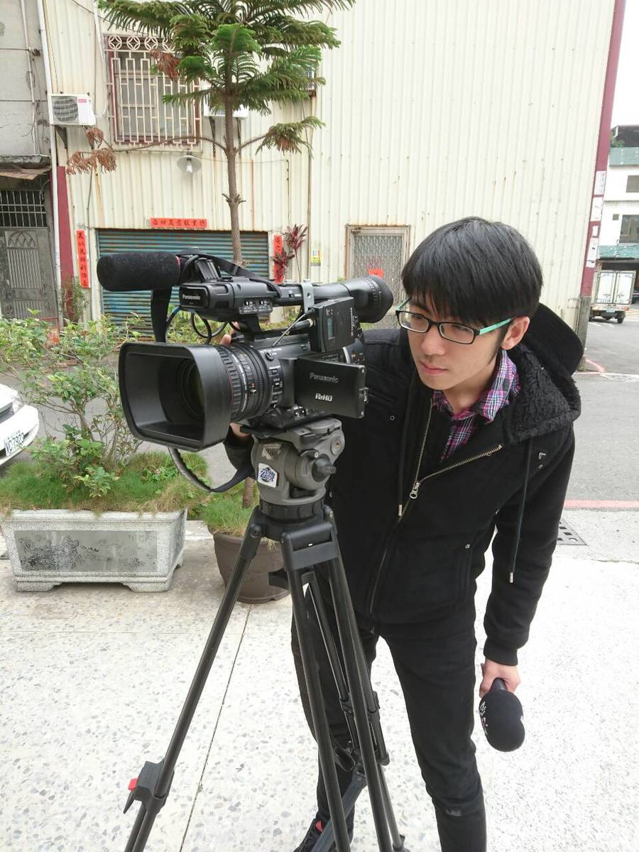 中山首位媒體實習生　陳柏為體驗成為新聞人(另開新視窗/jpg檔)圖片