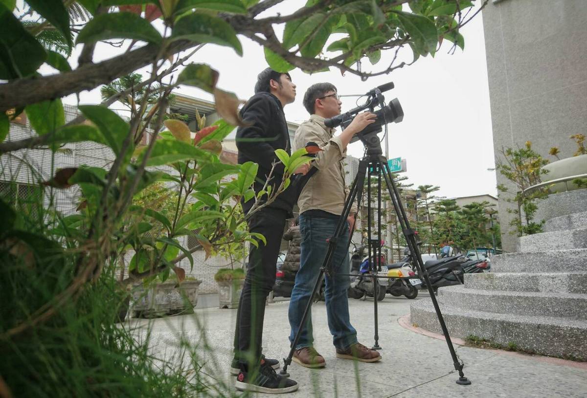 中山首位媒體實習生　陳柏為體驗成為新聞人(另開新視窗/jpg檔)圖片