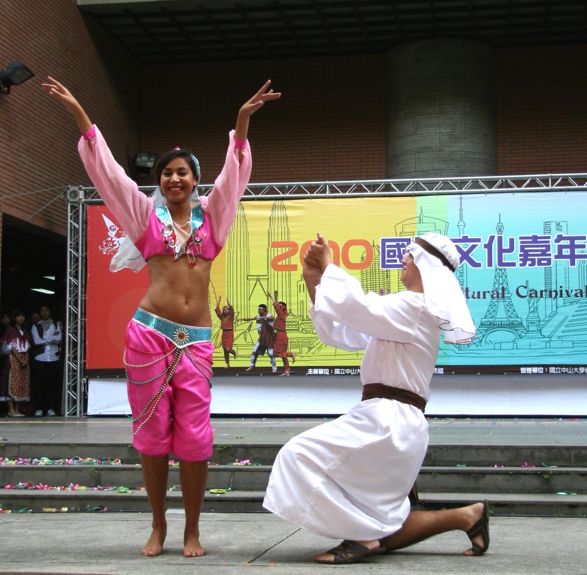 異國風吹遍中山校園  2010國際文化嘉年華炫麗登場(另開新視窗/jpg檔)圖片