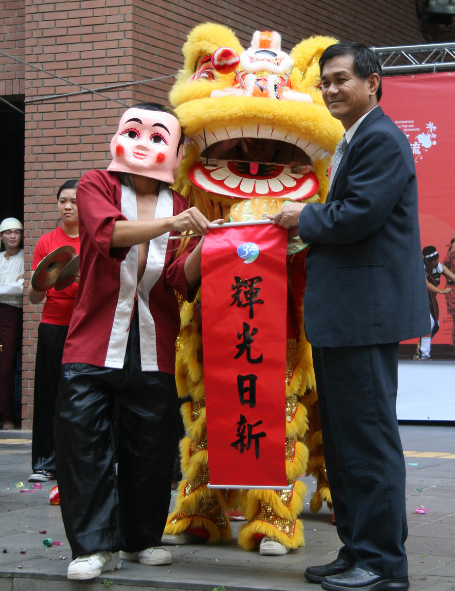 異國風吹遍中山校園  2010國際文化嘉年華炫麗登場(另開新視窗/jpg檔)圖片