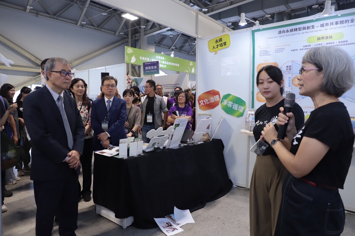 計畫主持人楊靜利教授向教育部鄭英耀部長介紹計畫理念與成果(另開新視窗/jpg檔)圖片