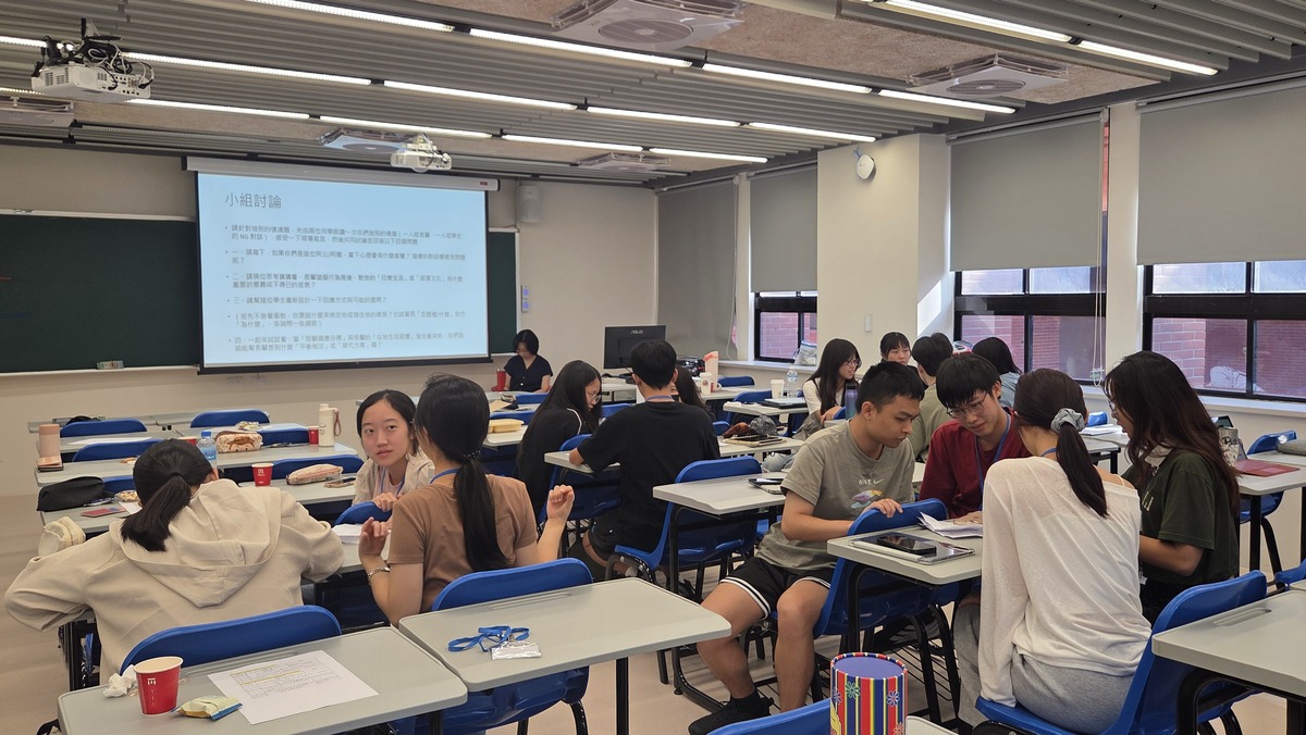中山大學社會系李宛儒老師帶領學生進行小組訪談練習，培養學生進入部落前的田野觀察與故事訪談能力。(另開新視窗/jpg檔)圖片