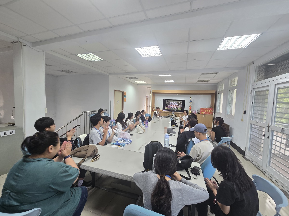 修課師生至霧台衛生所交流，了解部落長者健康照護模式。(另開新視窗/jpg檔)圖片