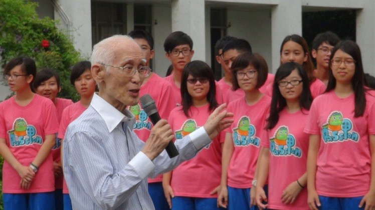 中山大附中學生朗讀詩人余光中詩作。記者徐如宜／攝影(另開新視窗/jpg檔)圖片