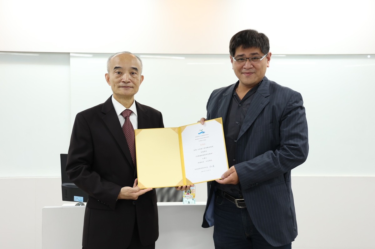 社創所洪世謙所長（右）代表頒發感謝狀(另開新視窗/jpg檔)圖片
