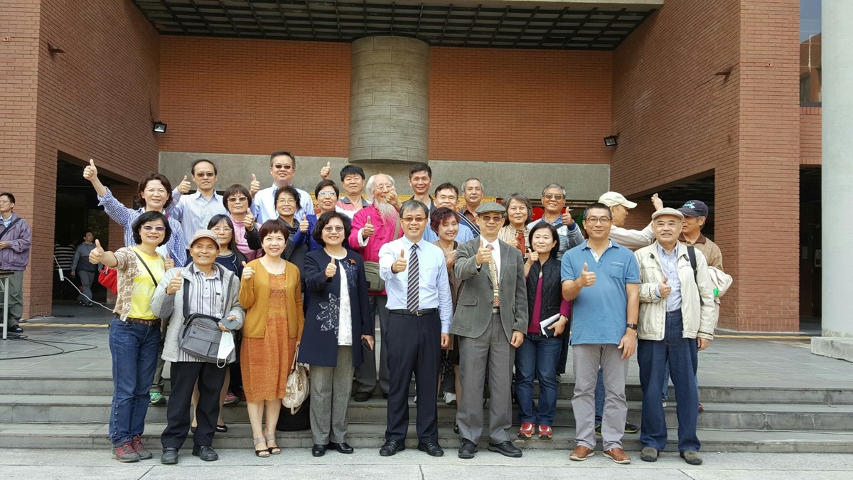 鄭英耀校長與退休人員聯誼會合影(另開新視窗/jpg檔)圖片