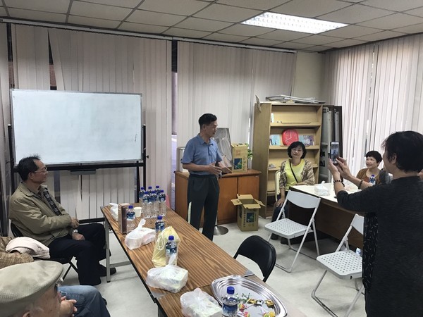 退休人員聯誼會會長、前海地化所教授鍾毓嘉交棒(另開新視窗/jpg檔)圖片
