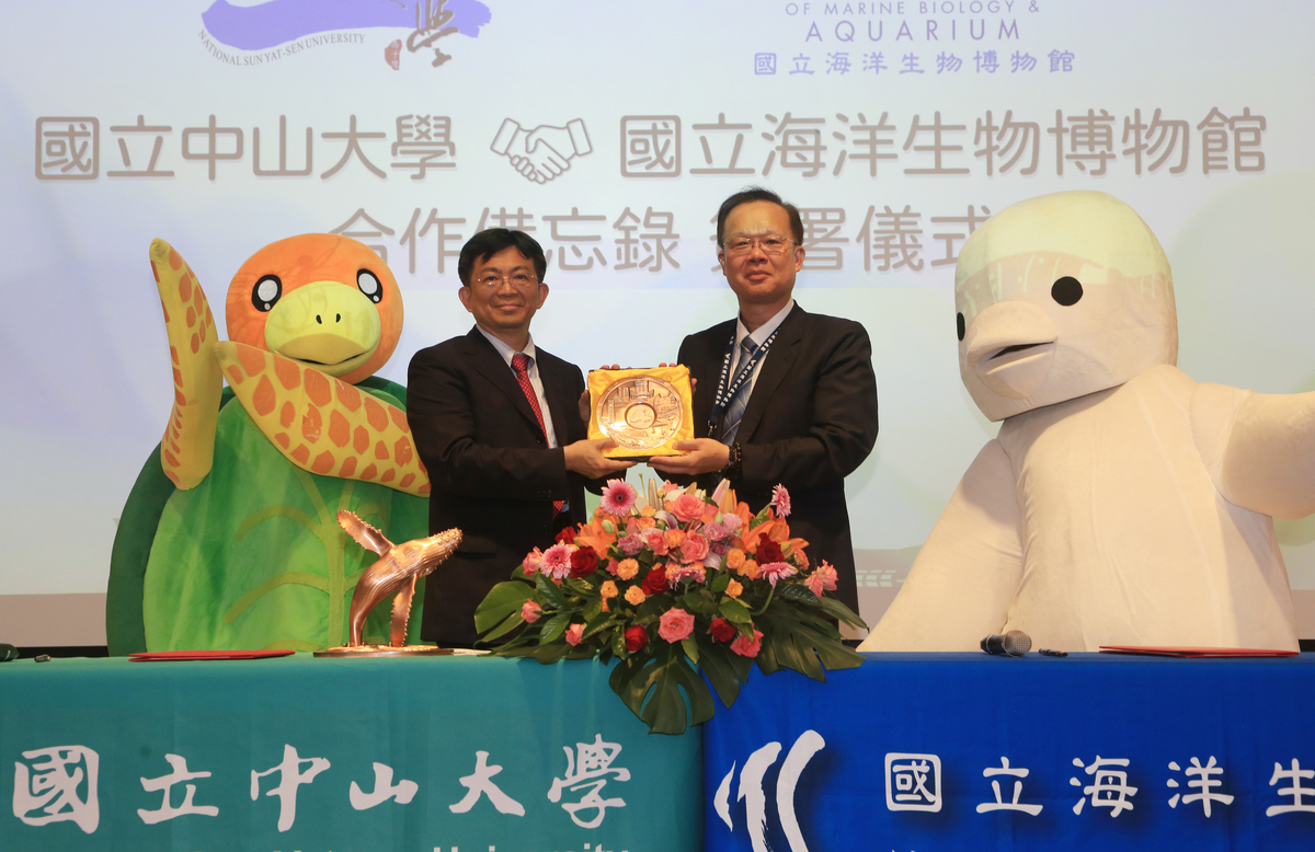 交換紀念品。(另開新視窗/jpg檔)圖片