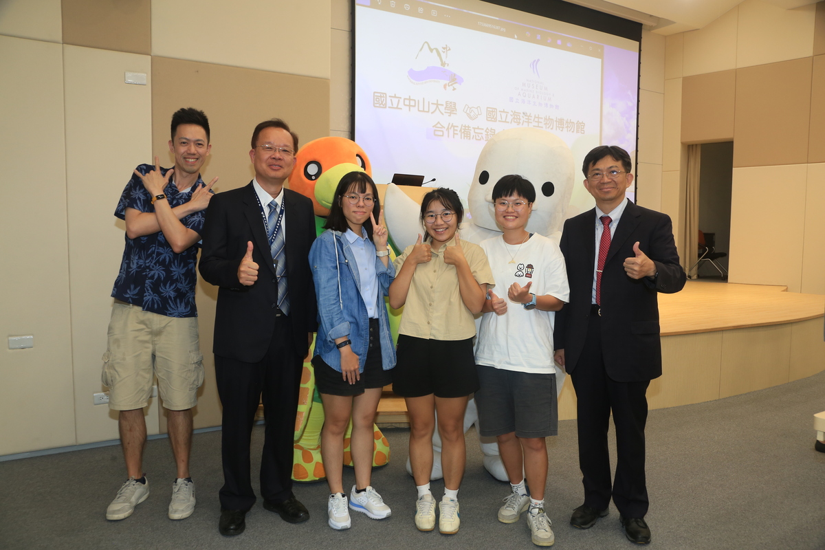 中山大學師生與海生館吉祥物白鯨與海龜合影。(另開新視窗/jpg檔)圖片