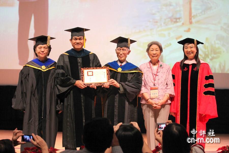 中山大學校長楊弘敦頒贈名譽文學博士學位予余光中，余光中旁為夫人范我存。(另開新視窗/jpg檔)圖片