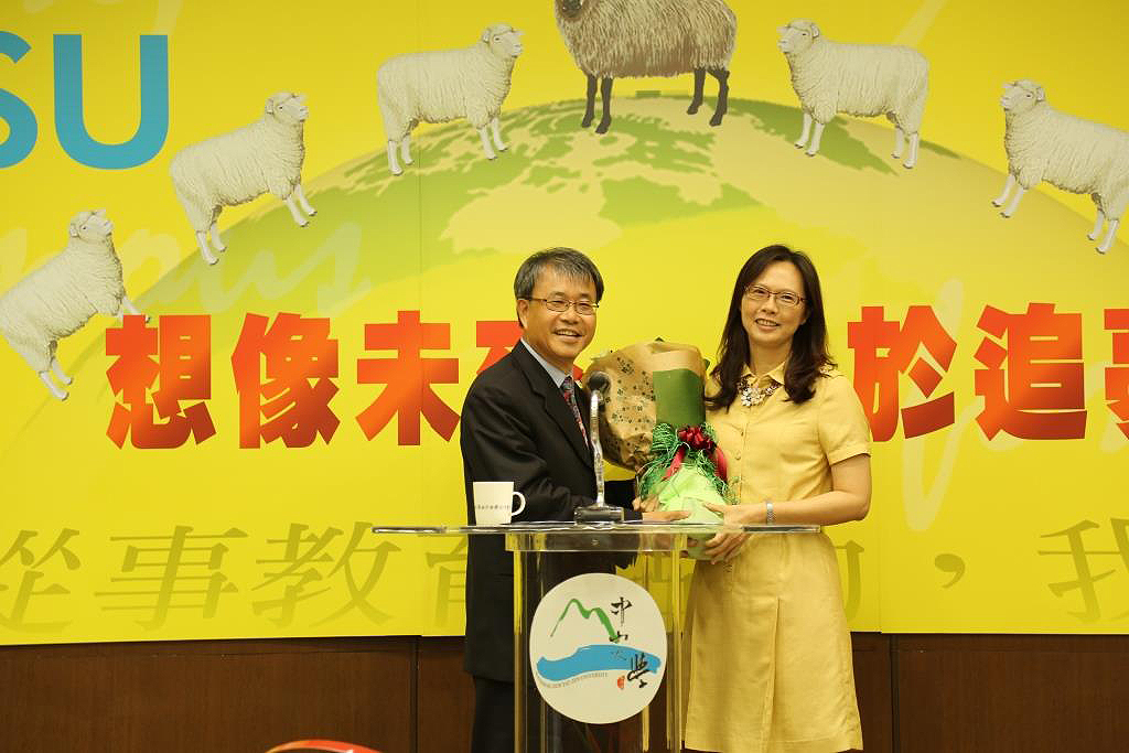 周珮儀教授代表全校師生獻花(另開新視窗/jpg檔)圖片