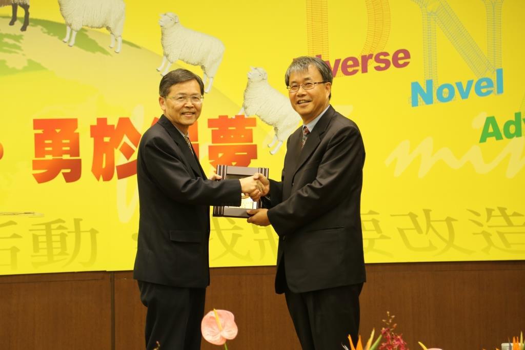 代理校長吳濟華教授卸任，鄭英耀校長致贈感謝牌(另開新視窗/jpg檔)圖片