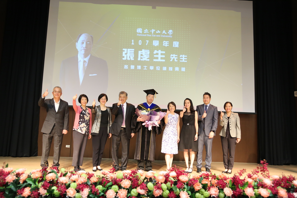 張家人一同出席見證榮耀時刻。(另開新視窗/jpg檔)圖片
