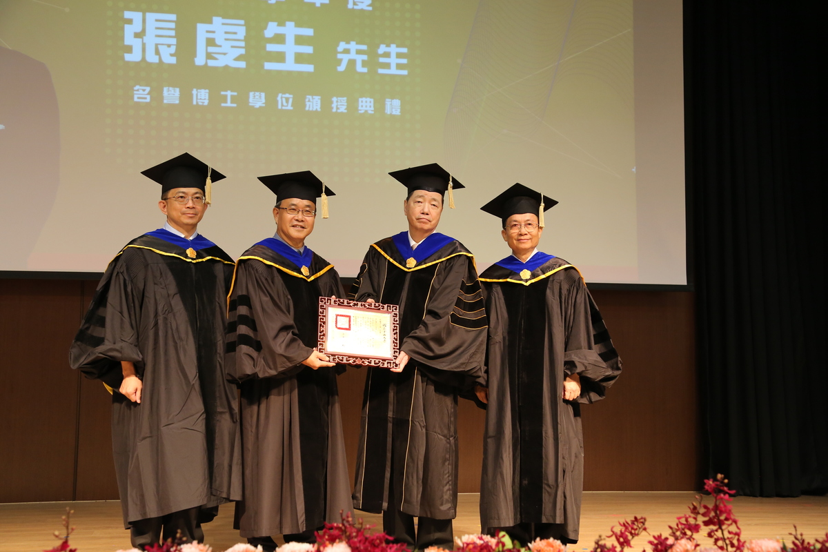 日月光集團董事長張虔生獲頒中山大學名譽博士。左起中山大學工學院院長李志鵬、校長鄭英耀、日月光集團董事長張虔生、中山大學教務長李宗霖。(另開新視窗/jpg檔)圖片