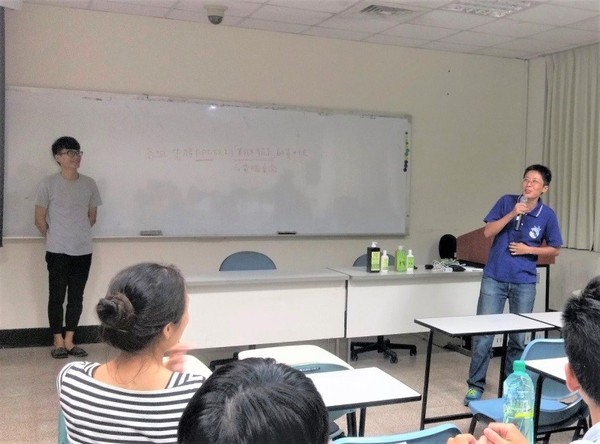 「方舟」姿琦總幹事（圖右）親臨課堂感謝行傳所師生協助，講桌上所擺放的則為研究生顏仲鑫（圖左）所設計的清潔劑新舊包裝。(另開新視窗/jpg檔)圖片