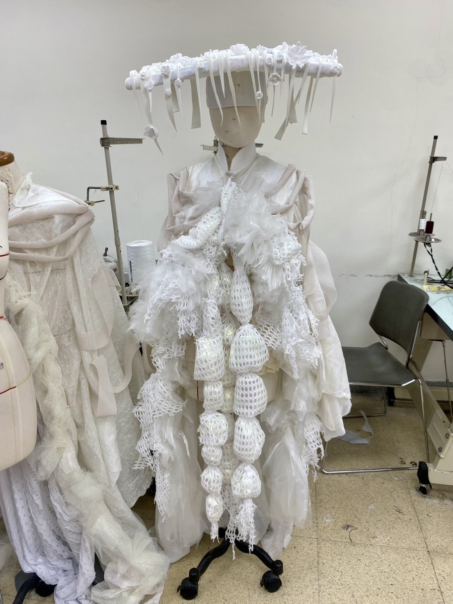 運用回收紙箱製作特殊造型帽子(另開新視窗/jpg檔)圖片