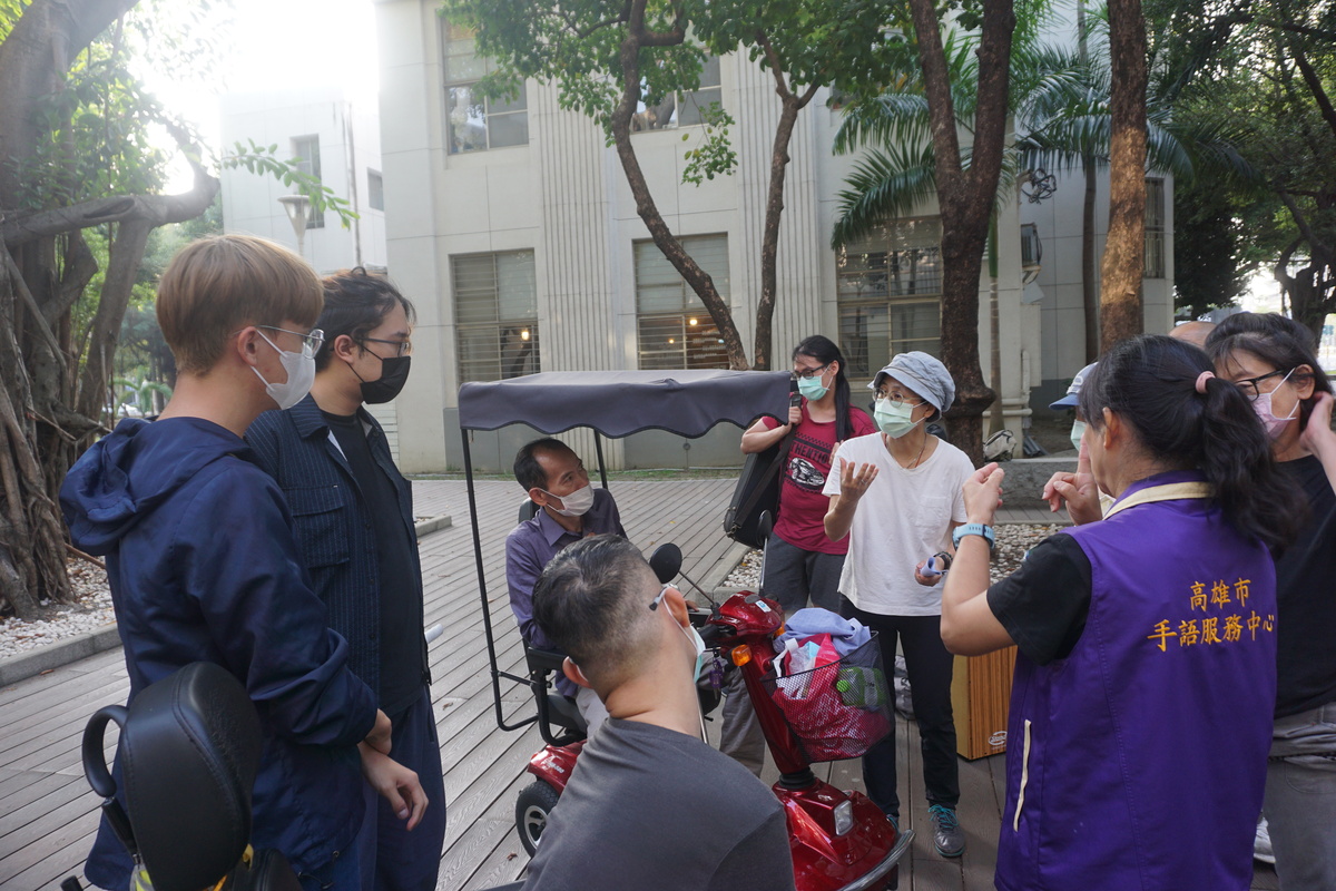 團體排練後，林茹鴻心理諮商師給予建議與鼓勵(另開新視窗/jpg檔)圖片