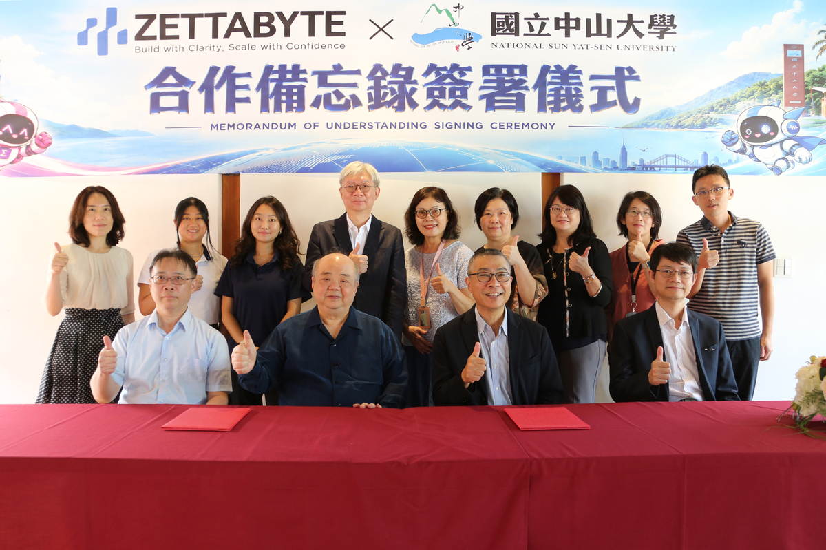 雙方合影，前排左起工研院策略長周永發、智百特創辦人暨董事長邰中和、國立中山大學副校長郭志文、圖書與資訊處處長鄺獻榮。(另開新視窗/jpg檔)圖片
