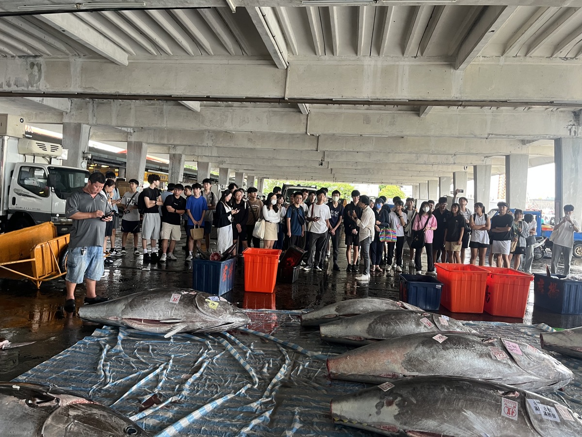 「海洋生態資源：科技研究與社會影響」師生走訪東港魚市場(另開新視窗/jpg檔)圖片