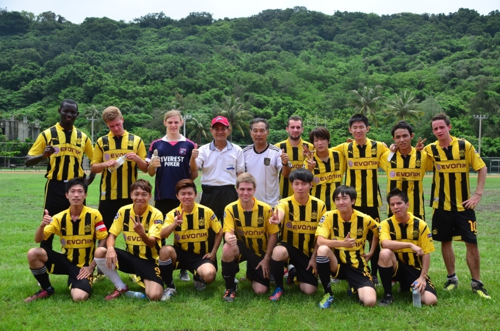校長與足球隊合影(另開新視窗/jpg檔)圖片