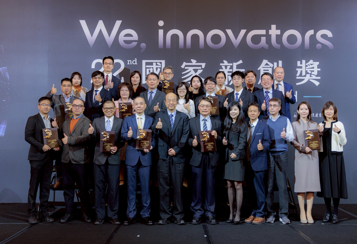 國立中山大學海洋科學系特聘教授洪慶章（第一排左四）研發「碳索藻未來: 創新紅翎藻養殖技術與大型藻固碳新解方」減汙固碳海藻養殖技術，獲2025國家新創獎。（照片來源：主辦單位）(另開新視窗/jpg檔)圖片