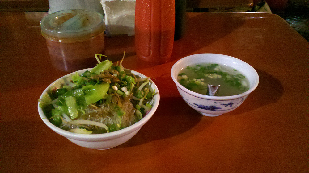 不會太過軟爛的麵條配上有濃郁香氣的麻醬肉燥再加上一些青菜蔥段，再配上一碗餛飩湯就成了簡單而又受歡迎的菜色。(另開新視窗/jpg檔)圖片