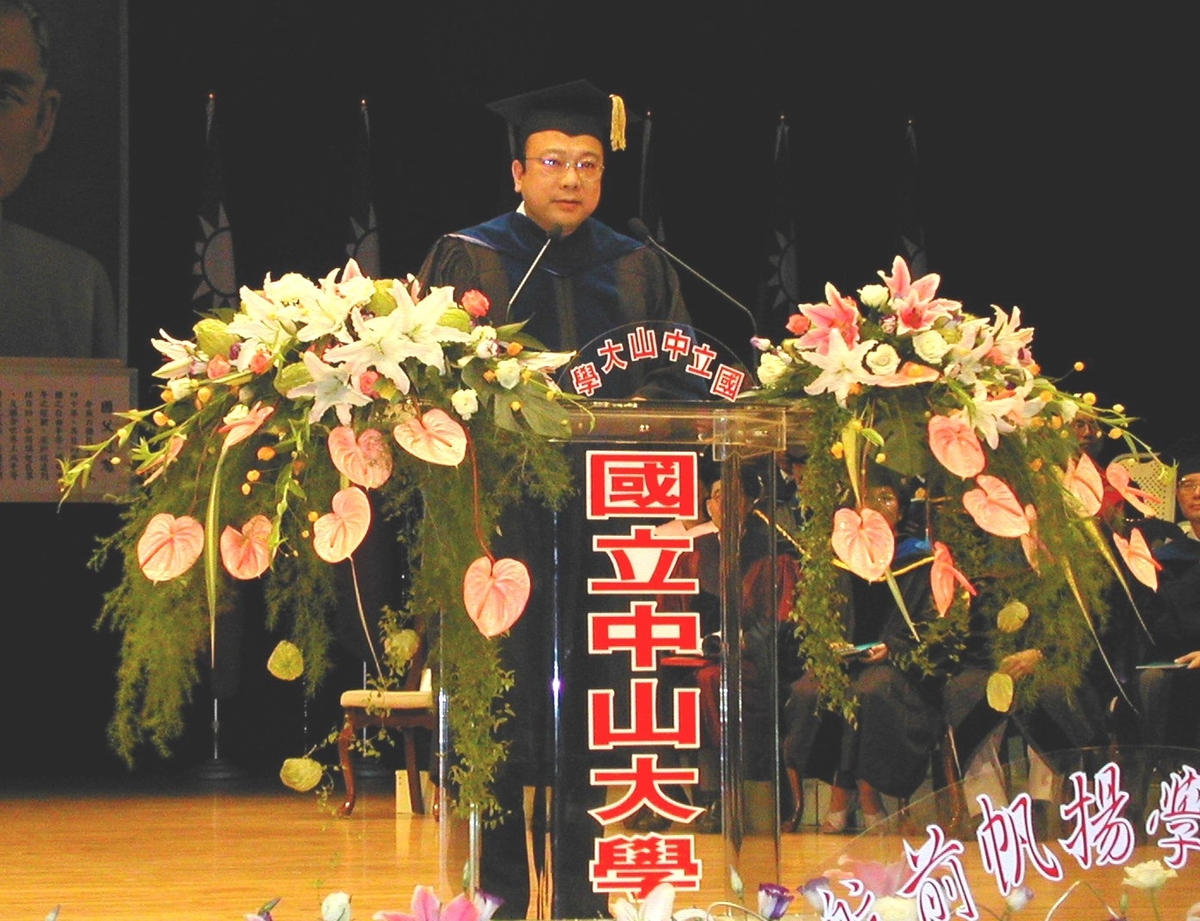 劉校長以「你比蟑螂聰明嗎？」為講題,期勉畢業生要不斷嘗試與創新來面對未來.(另開新視窗/jpg檔)圖片