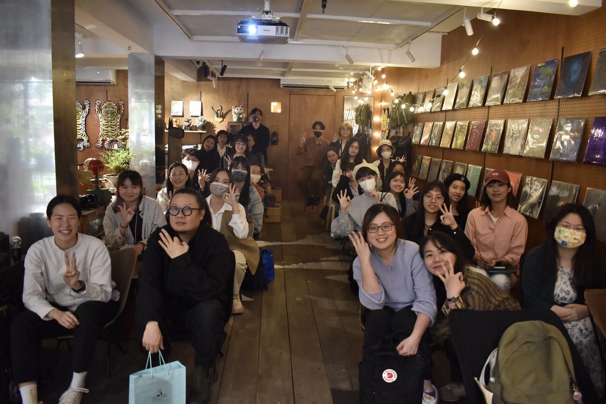 格式設計展策與格式多媒王耀邦總監（前排左二）強調，以策展而言，最重要的兩個核心價值是「說出社會的聲音」與「共感」。(另開新視窗/jpg檔)圖片