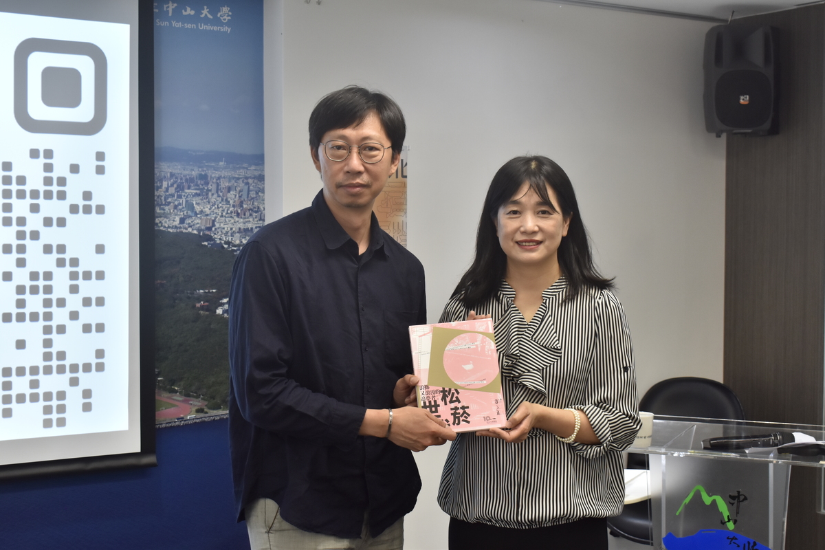 松山文創園區陳玉秀總監（右）致贈《松菸世代：浪擲又浪漫的追夢者》專書予中山藝管所謝榮峯所長。陳玉秀從顧客價值主張出發，認為在藝術介入空間的過程中，除了兼具感性及理性，也要同時加入服務設計的概念，文化及商業要能互通共融，必須擁有自己的商業模式，並不斷嘗試更多的可能性。(另開新視窗/jpg檔)圖片