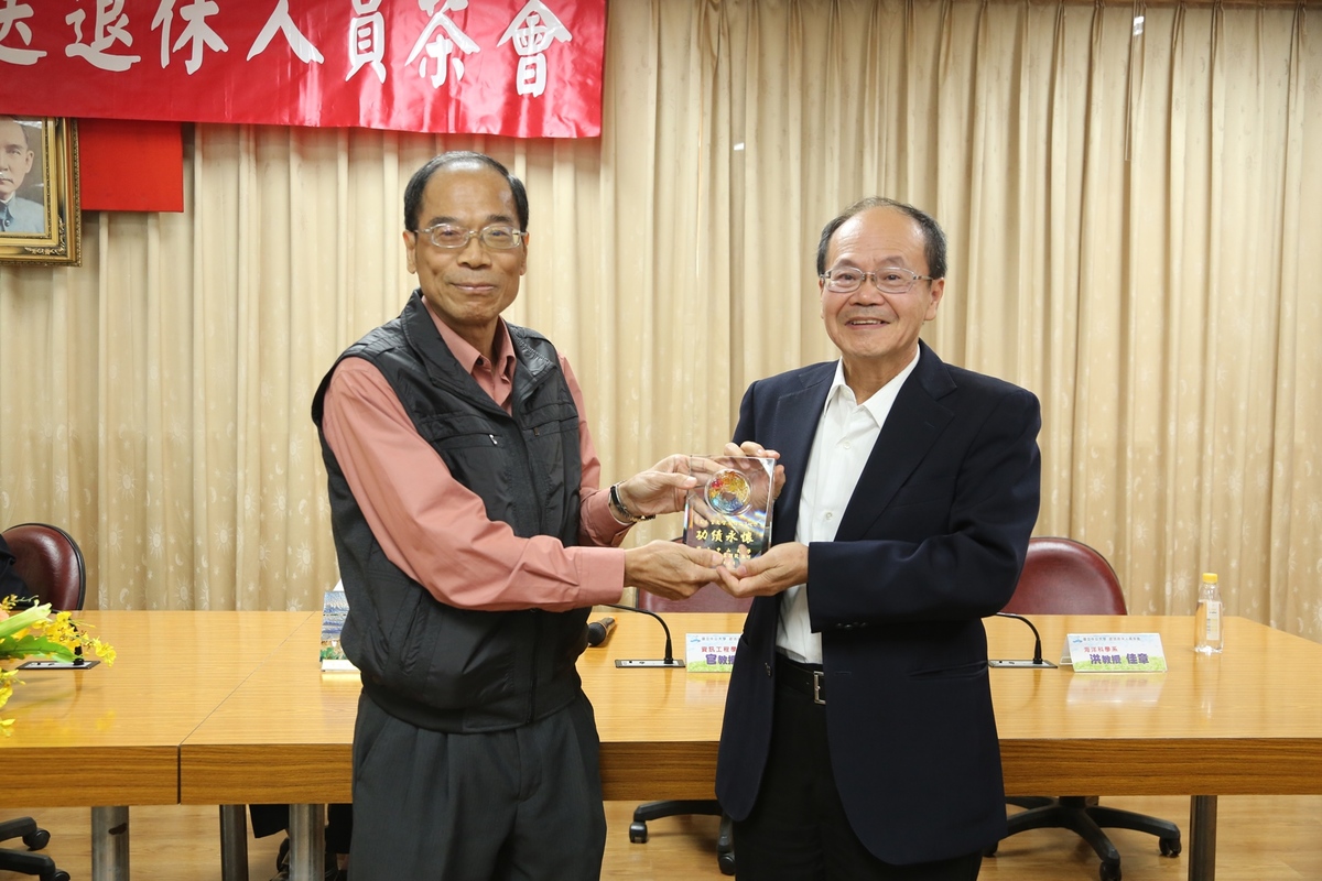 工學院黃永茂副院長(左)頒贈紀念獎牌予官大智教授(另開新視窗/jpg檔)圖片