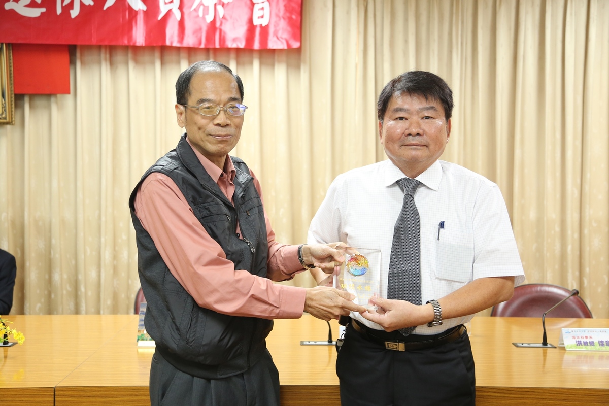 工學院黃永茂副院長(左)頒贈紀念獎牌予周明顯教授(另開新視窗/jpg檔)圖片