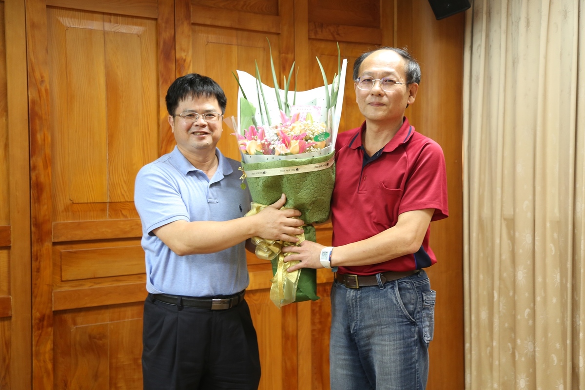 物理系鄭德俊主任代表獻花(另開新視窗/jpg檔)圖片