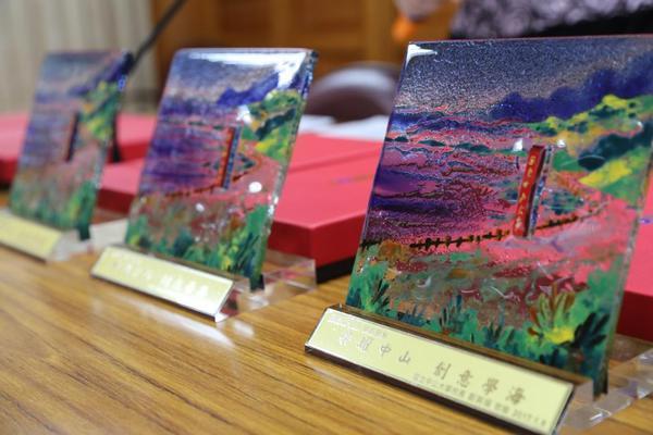 頒發退休同仁「榮耀中山 創意學海」紀念藝術玻璃(另開新視窗/jpg檔)圖片
