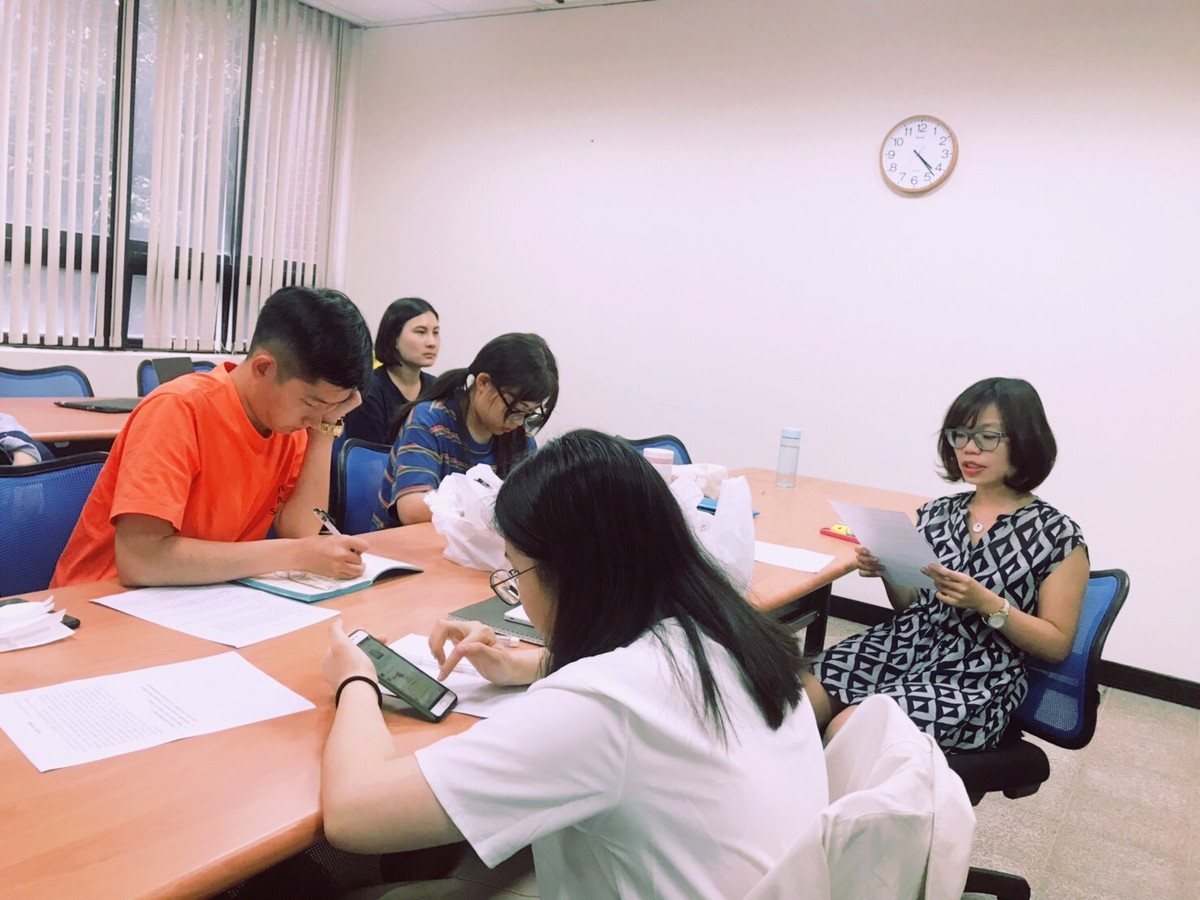 學生於課堂中討論案例模擬(另開新視窗/jpg檔)圖片