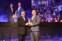 統一企業獲得2018運動企業認證獎，左為副總統陳建仁。(另開新視窗/jpeg檔)